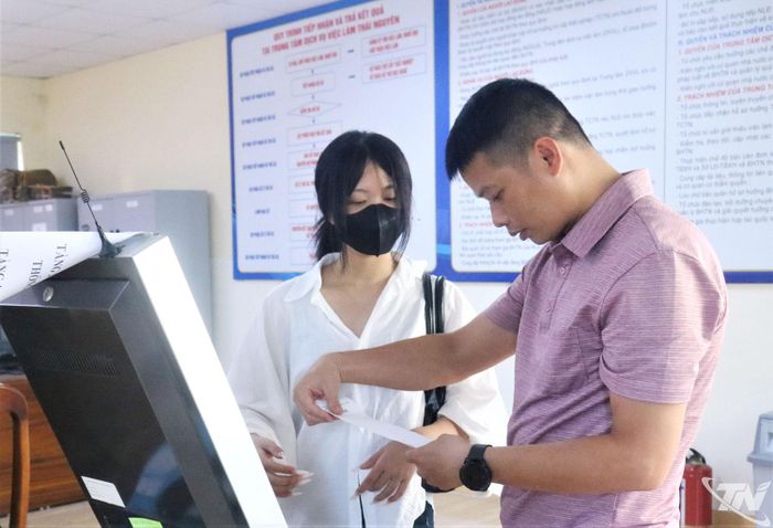 Người lao động đăng ký tìm việc làm trực tuyến tại quầy tự động của Trung tâm Dịch vụ việc làm tỉnh.