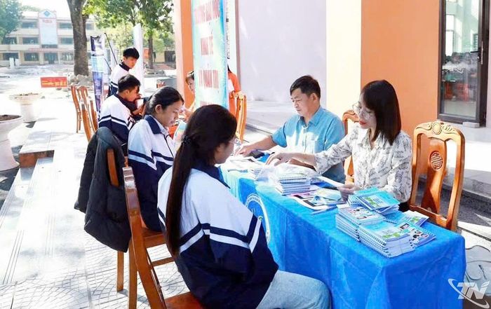 Học sinh phường Vạn Xuân được tư vấn, định hướng nghề nghiệp gắn với nhu cầu nhân lực của doanh nghiệp và thị trường lao động.