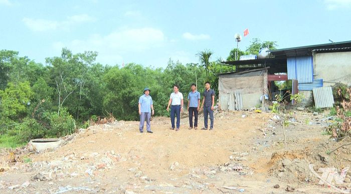 Lãnh đạo xã Điềm Thụy trực tiếp đến hộ gia đình ông Nguyễn Văn Tiến tuyên truyền, vận động và trao đổi về phương án bồi thường, giải phóng mặt bằng Dự án Khu công nghiệp Yên Bình 3.