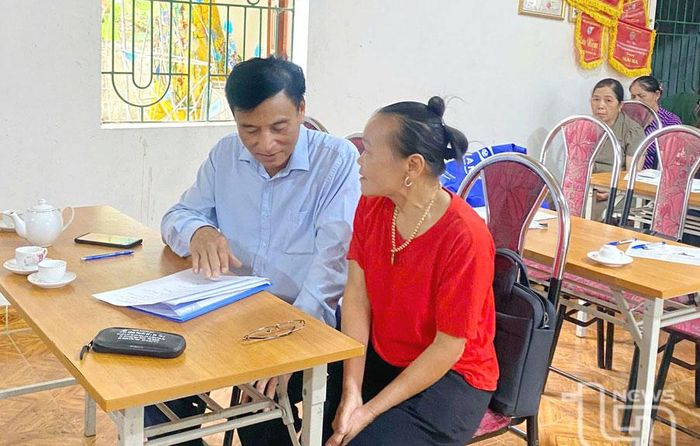 Luật sư Bùi Văn Lương, cộng tác viên của Trung tâm Trợ giúp pháp lý nhà nước tỉnh, tư vấn pháp luật cho người dân tại Hội nghị tư vấn pháp luật và truyền thông về trợ giúp pháp lý tại cơ sở.