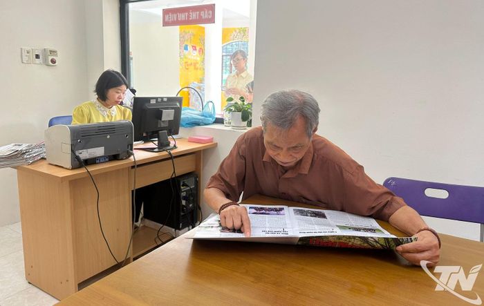 Ông Nguyễn Văn Yên (phường Đức Xuân) duy trì thói quen đọc sách, báo tại Thư viện mỗi ngày.