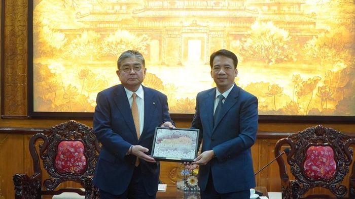 Phó Chủ tịch UBND thành phố Huế Trần Hữu Thùy Giang (bên phải) tặng quà lưu niệm cho ông Fukutani Takeo sau buổi tiếp, làm việc