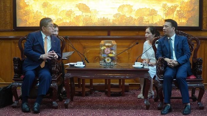 Phó Chủ tịch UBND thành phố Huế Trần Hữu Thùy Giang (bên phải) khẳng định, Nhật Bản là một trong những đối tác quan trọng của Huế trong nhiều năm qua