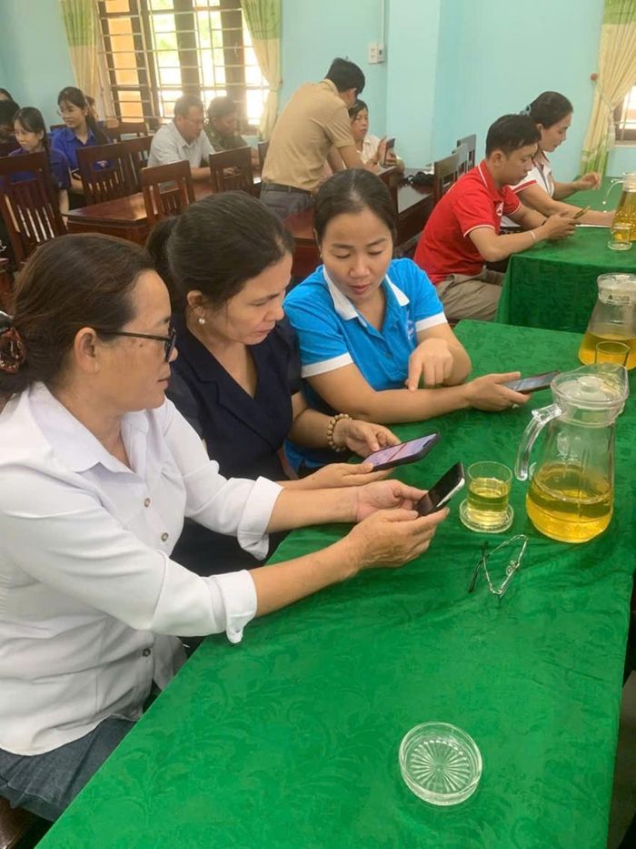 Các đại biểu thực hành trên thiết bị điện thoại