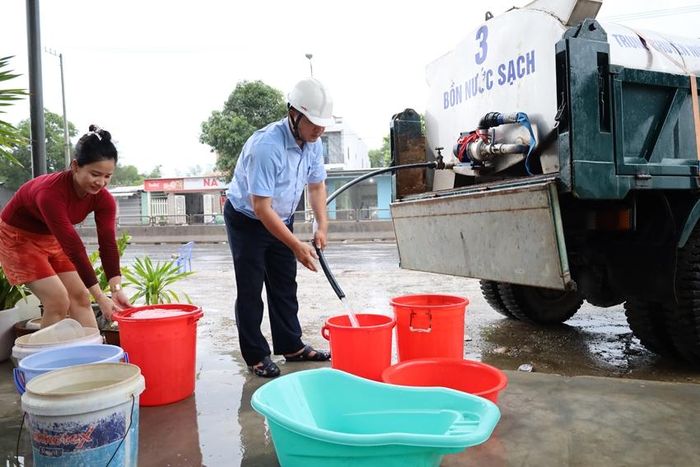 Các xe bồn hỗ trợ nước cho người dân 