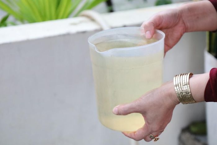  Nước giếng nhiễm phèn, có màu vàng nhưng người dân xã Chân Mây - Lăng Cô đành phải sử dụng để giặt giũ do thiếu nước sạch