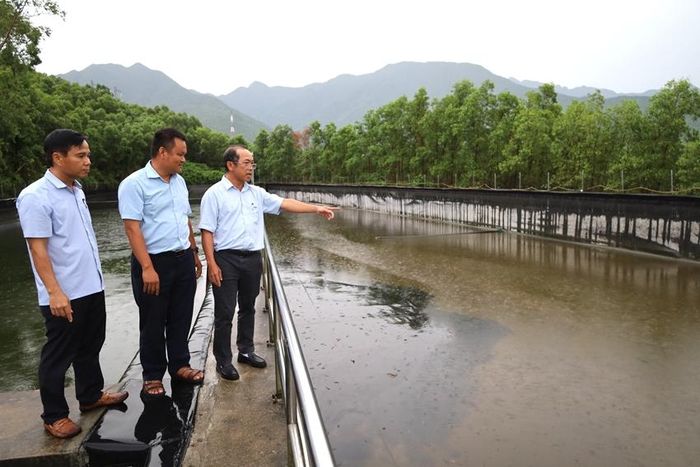  Lãnh đạo HueWACO kiểm tra tình trạng bể điều tiết ở Nhà máy nước Chân Mây khô cạn