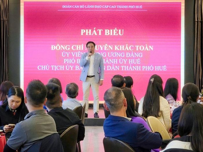  Chủ tịch UBND thành phố Huế Nguyễn Khắc Toàn phát biểu tại buổi gặp gỡ cộng đồng người Việt Nam và bà con quê Huế tại Hungary. Ảnh: Văn phòng UBND thành phố cung cấp