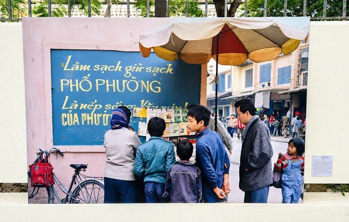 Bức ảnh của tác giả Daniel Roussel "Chiếc hộp trên bức tường trong khu phố cổ ghi làm sạch, giữ sạch phố phường là nếp sống văn minh treo trên đó là những cuốn sách níu chân người qua lại"
