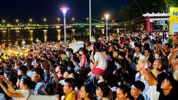 Hàng ngàn khán giả thích thú theo dõi chương trình