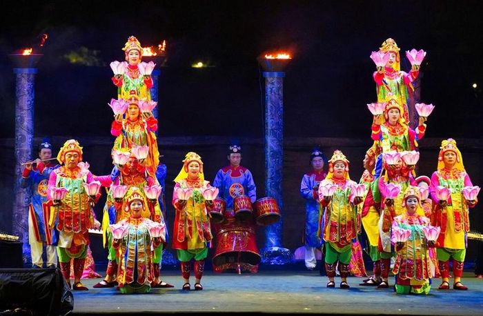  Múa "Lục cúng hoa đăng" 