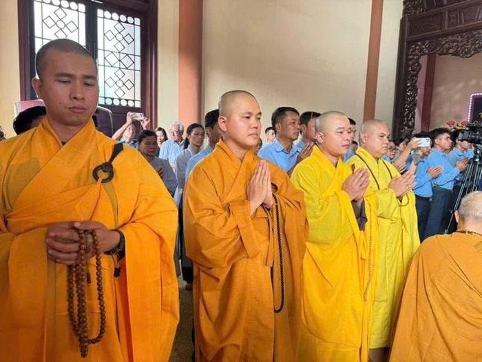 Chư Tăng, Phật tử và nhân dân Đức Cơ tham dự lễ cầu siêu 