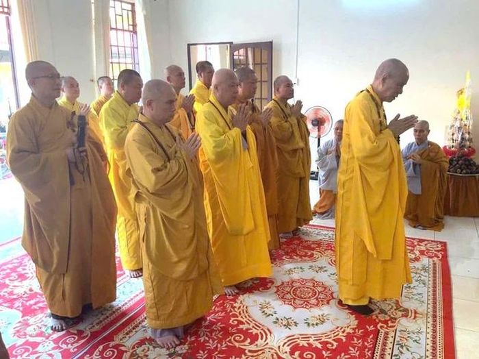 Chư tôn đức thắp nén tâm hương tưởng niệm Ni trưởng Thích nữ Như Ấn