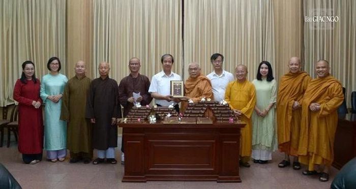 Hòa thượng Thích Giác Toàn tặng ấn phẩm Tam tạng Thánh điển Phật giáo Việt Nam đến phái đoàn