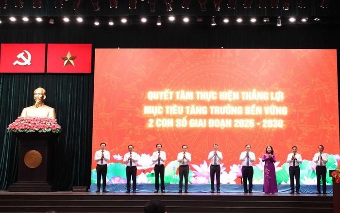  Thủ tướng Lê Minh Hưng và các đại biểu thực hiện nghi thức phát động phong trào thi đua. Ảnh: Lê Toàn 