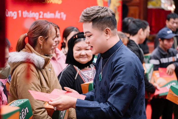 Với phương châm “Tốt đời đẹp đạo”, nghệ nhân Đặng Ngọc Anh luôn đi đầu trong các công tác an sinh xã hội