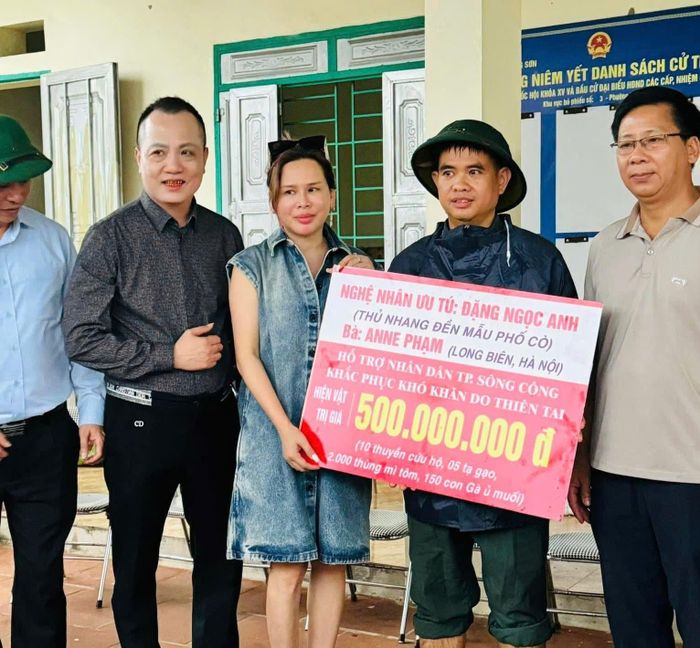 Nghệ nhân Đặng Ngọc Anh cùng nhiều đoàn từ thiện đến những vùng sâu, vùng xa, những nơi chịu ảnh hưởng nặng nề bởi thiên tai, lũ lụt