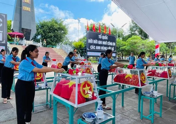 Các cháu thiếu niên dâng hương hoa tưởng nhớ các anh hùng liệt sĩ
