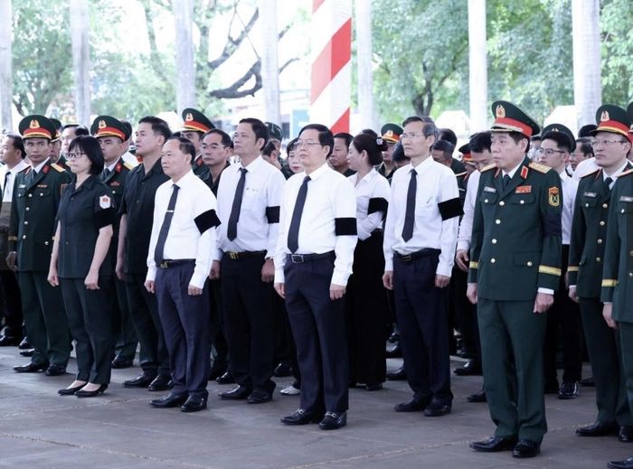 Các đại biểu thành kính tưởng nhớ công ơn các anh hùng liệt sĩ