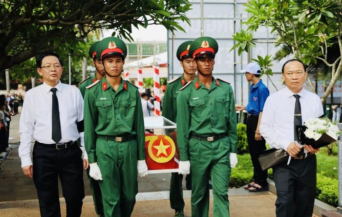 Các đại biểu xúc động truy điệu, an táng các hài cốt liệt sĩ