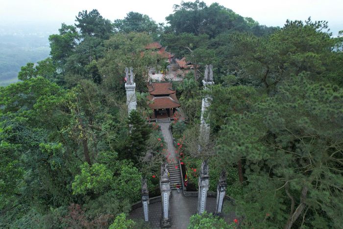Nằm trầm mặc trên ngọn núi Nghĩa Lĩnh, Khu di tích lịch sử Đền Hùng (Phú Thọ) thu hút hàng triệu du khách mỗi năm với Lễ hội Đền Hùng.
