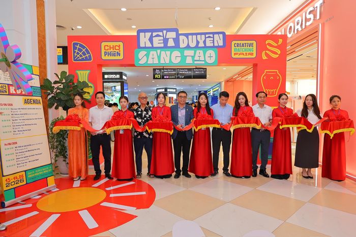 Các đại biểu cắt băng khai mạc chợ phiên “Kết duyên sáng tạo”