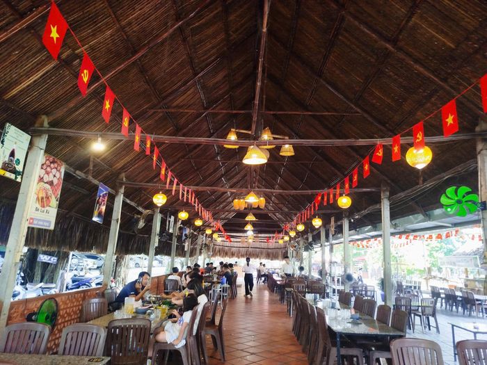 Khu vực chòi rộng rãi tại nhà hàng phù hợp cho các buổi họp mặt gia đình, liên hoan và tổ chức tiệc đông người. Ảnh: Đức Linh.