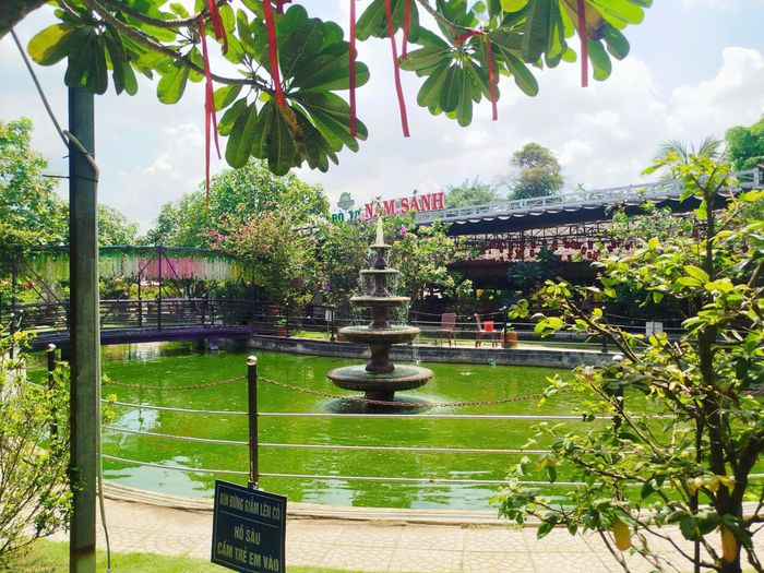 Khuôn viên rộng rãi của nhà hàng với hồ nước xanh mát ở trung tâm và cây cầu bắc ngang tạo điểm nhấn cho không gian. Ảnh: Đức Linh.