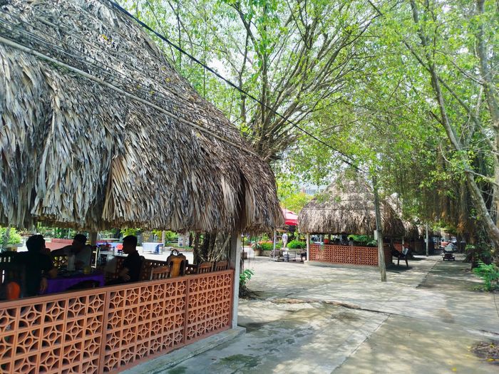Không gian thoáng đãng với nhiều chòi lá và cây xanh, mang đến cảm giác gần gũi, thư thái cho thực khách. Ảnh: Đức Linh.