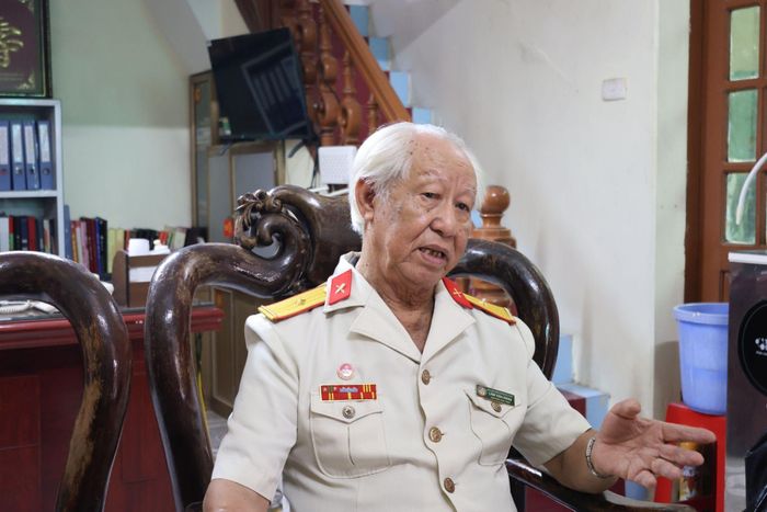 Cựu chiến binh Lâm Văn Bảng chia sẻ quá trình thành lập Bảo tàng - Ảnh: Mai Phương