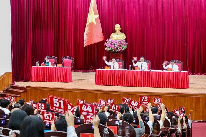 Các đại biểu biểu quyết thông qua các nghị quyết tại kỳ họp. Ảnh: H.P