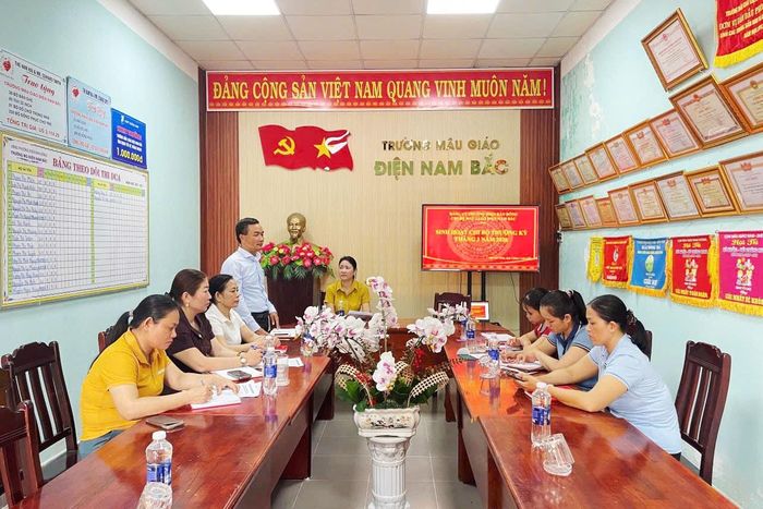 Sinh hoạt chi bộ là “linh hồn” của chi bộ, nơi trực tiếp đấu tranh với các biểu hiện suy thoái về tư tưởng chính trị, đạo đức, lối sống. Ảnh: Đ. Hữu