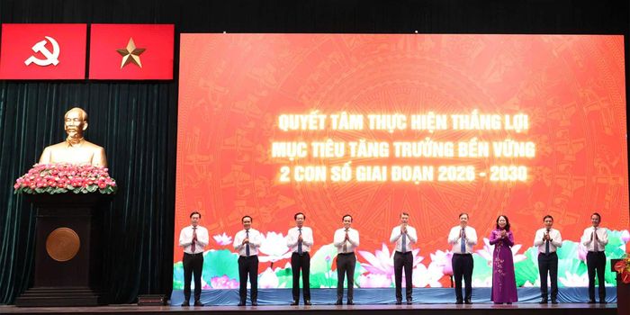 Thủ tướng Lê Minh Hưng và các đại biểu phát động phong trào thi đua tăng trưởng bền vững hai con số giai đoạn 2026 - 2030