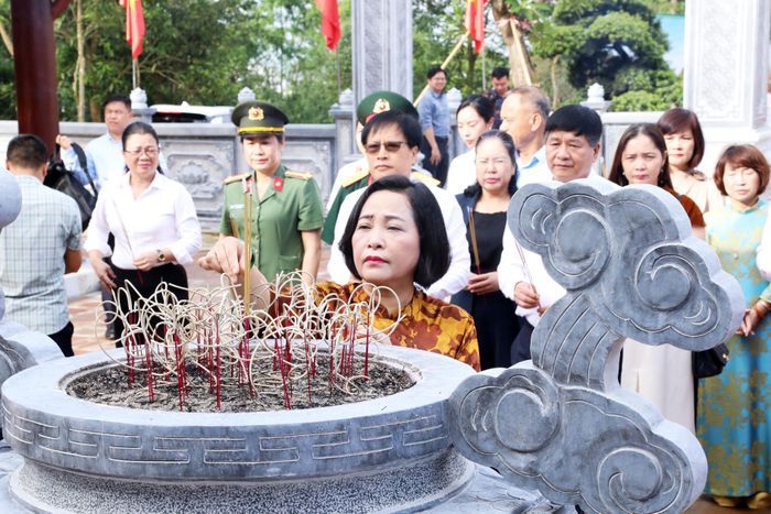 Phó Chủ tịch Quốc hội Nguyễn Thị Thanh dâng hương tại Nhà tưởng niệm Chủ tịch Hồ Chí Minh (thuộc Di tích lịch sử Đồi E2)