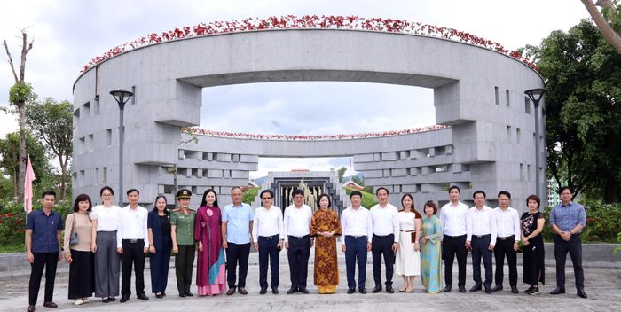 Phó Chủ tịch Quốc hội Nguyễn Thị Thanh và các đại biểu chụp ảnh lưu niệm tại Đền thờ liệt sĩ ở chiến trường Điện Biên Phủ