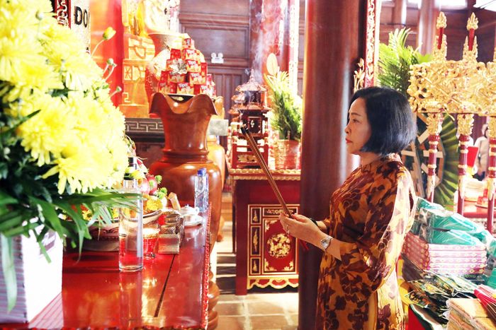 Phó Chủ tịch Quốc hội Nguyễn Thị Thanh dâng hương tưởng niệm Chủ tịch Hồ Chí Minh vĩ đại, tưởng nhớ Đại tướng Võ Nguyên Giáp và các Anh hùng liệt sĩ