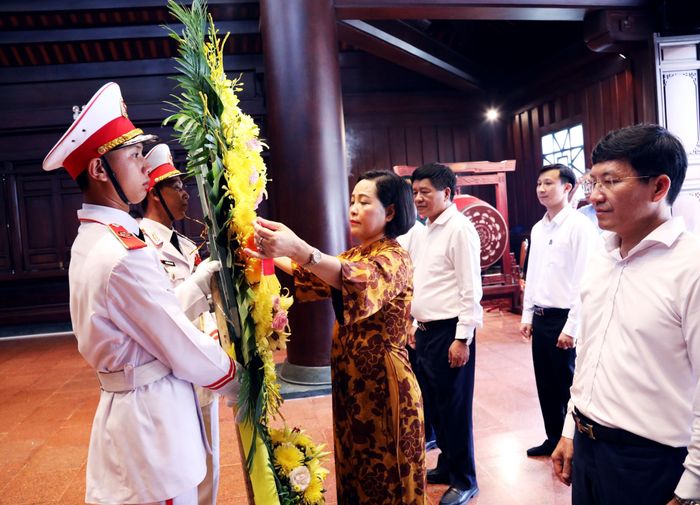 Phó Chủ tịch Quốc hội Nguyễn Thị Thanh dâng hoa bày tỏ tấm lòng tri ân các Anh hùng liệt sĩ