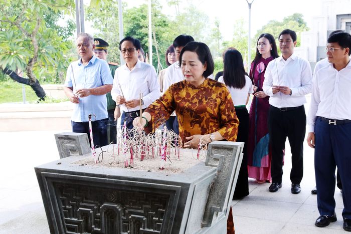 Phó Chủ tịch Quốc hội Nguyễn Thị Thanh thắp hương tại Đền thờ liệt sĩ ở chiến trường Điện Biên Phủ