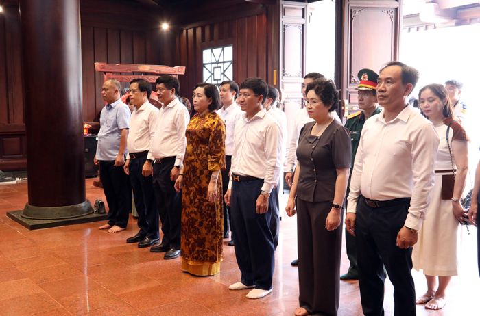 Phó Chủ tịch Quốc hội Nguyễn Thị Thanh và các đại biểu bày tỏ lòng biết ơn các Anh hùng liệt sĩ tại Đền thờ liệt sĩ ở chiến trường Điện Biên Phủ