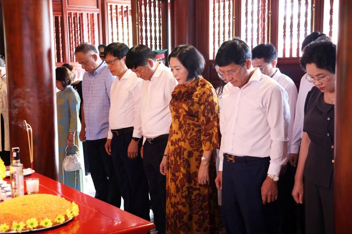 Phó Chủ tịch Quốc hội Nguyễn Thị Thanh và các đại biểu tưởng nhớ công ơn của Chủ tịch Hồ Chí Minh