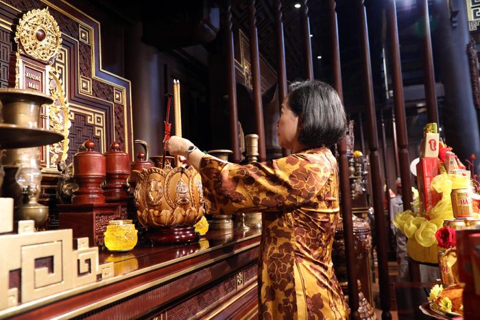 Phó Chủ tịch Quốc hội Nguyễn Thị Thanh dâng hương tưởng nhớ các Anh hùng liệt sĩ tại Đền thờ liệt sĩ ở chiến trường Điện Biên Phủ