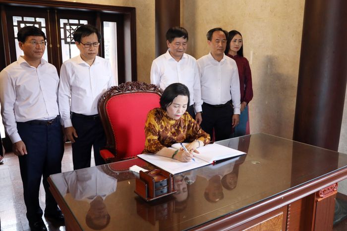 Phó Chủ tịch Quốc hội Nguyễn Thị Thanh ghi sổ lưu niệm tại Đền thờ liệt sĩ ở chiến trường Điện Biên Phủ