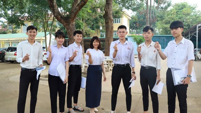 Giáo viên động viên, hỗ trợ thí sinh tại điểm thi Trường THPT Mạc Đĩnh Chi, xã Chư Păh, tỉnh Gia Lai