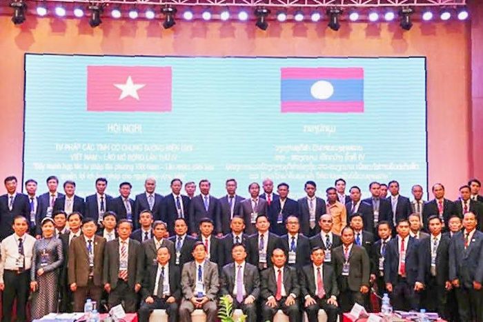 Các đại biểu chụp ảnh lưu niệm tại Hội nghị Tư pháp các tỉnh có chung đường biên giới Việt Nam - Lào mở rộng lần IV
