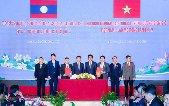 Lãnh đạo Bộ Tư pháp Việt Nam và Bộ Tư pháp Lào ký kết chương trình hợp tác tại Hội nghị Tư pháp các tỉnh có chung đường biên giới Việt Nam - Lào lần thứ V Ảnh: nghean.dcs.vn