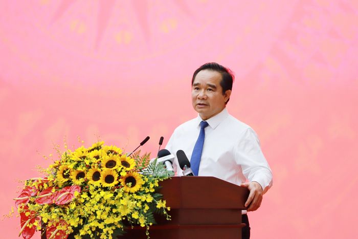 Chủ tịch UBND Thành phố Hồ Chí Minh Nguyễn Văn Được báo cáo tại cuộc làm việc
