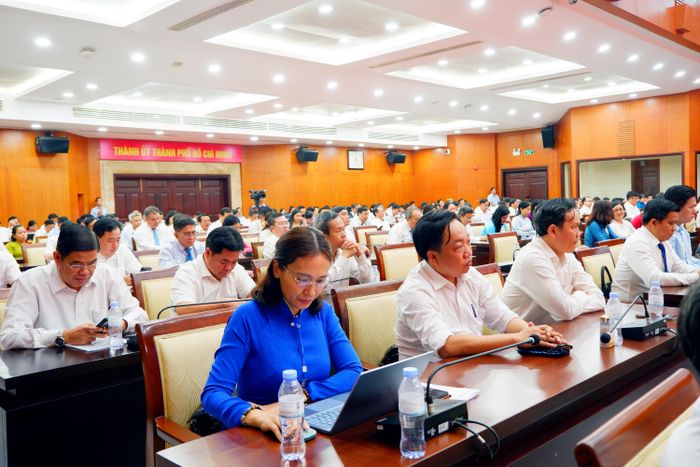 Các đại biểu tham dự cuộc làm việc