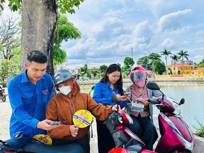 Các đoàn viên thanh niên cũng đồng hành cùng phụ huynh đưa con đi thi trong suốt quá trình diễn ra kỳ thi