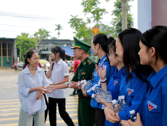Hỗ trợ nước uống cho các thí sinh