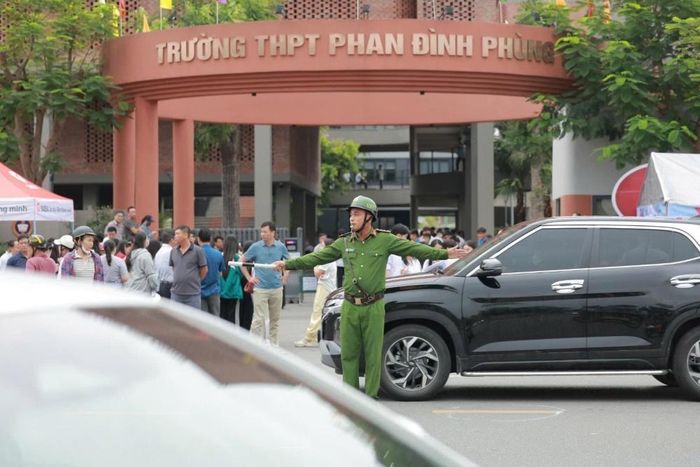 Đồng thời, các cán bộ chiến sĩ công an cũng đã đảm bảo an ninh trật tự, phân luồng giao thông để kỳ thi được diễn ra an toàn, nghiêm túc